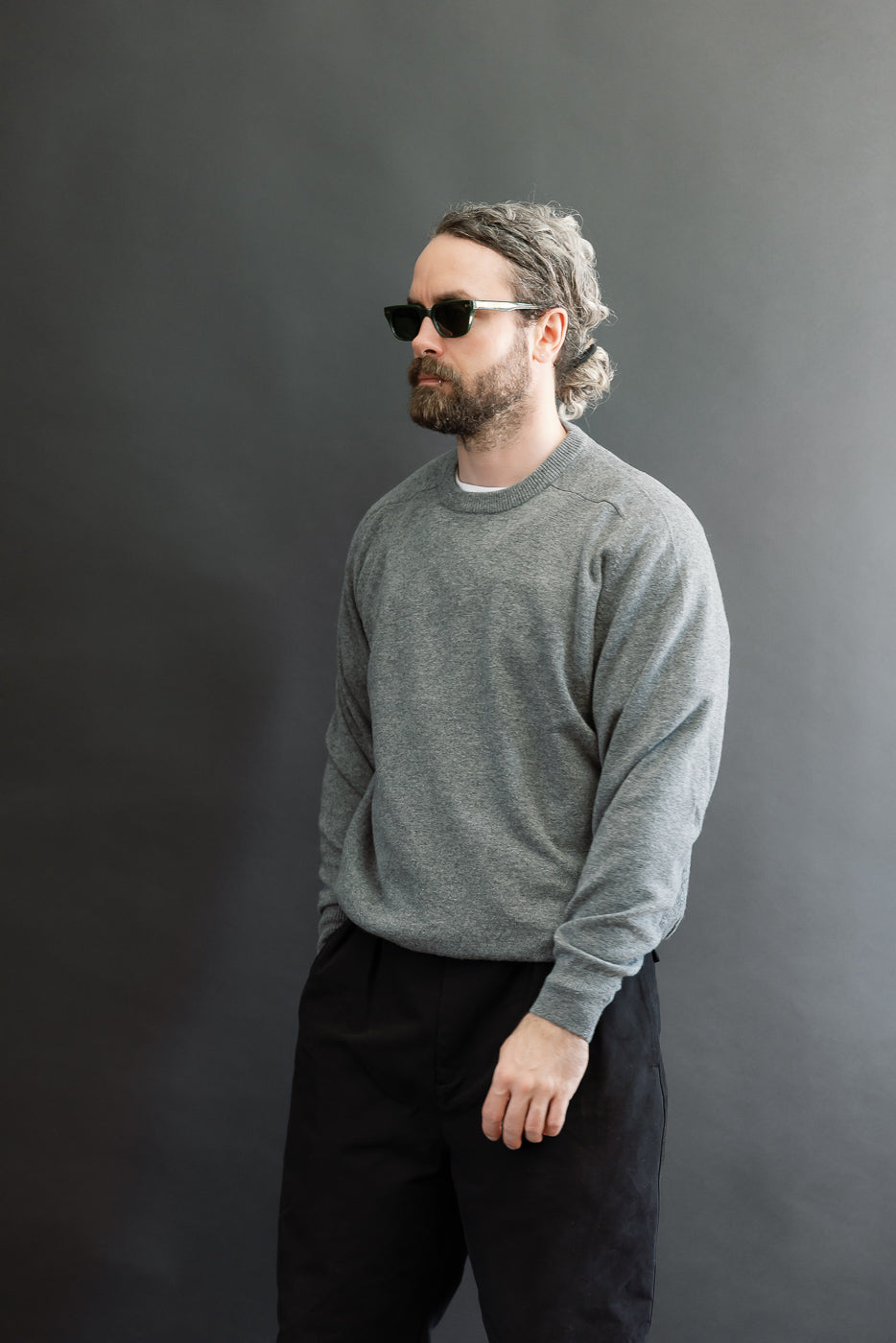 Front view of a male model, 5'9