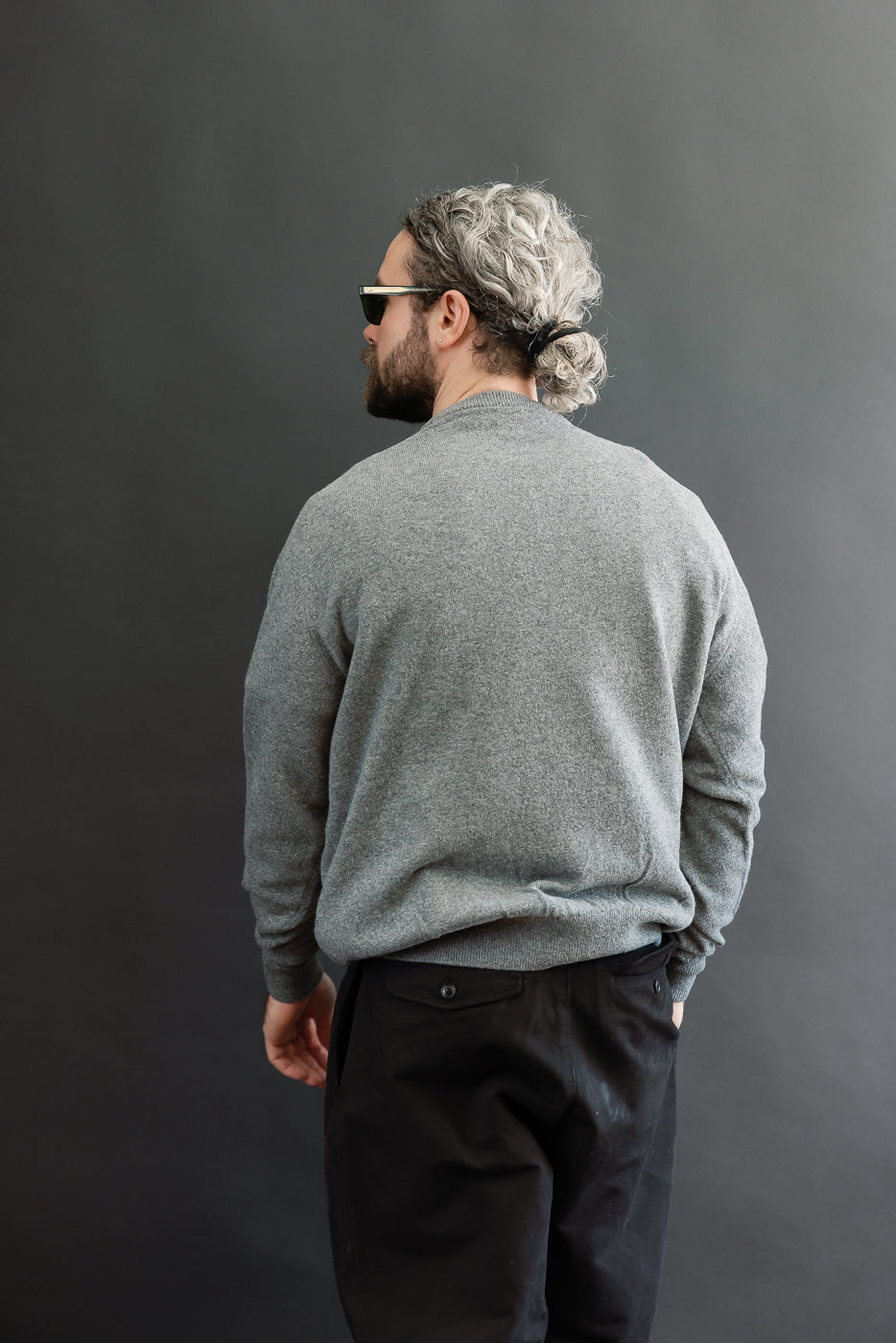 Back view of a male model, 5'9