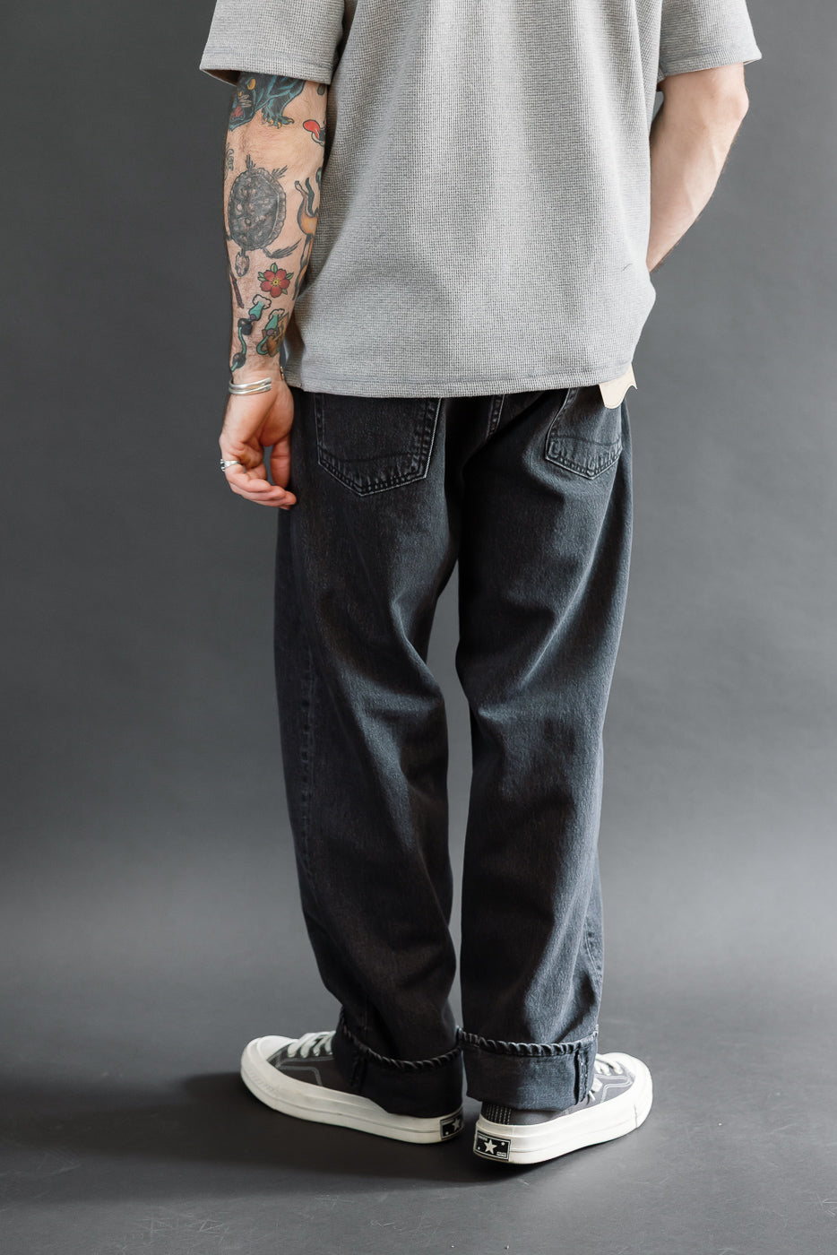 Back view of a male model, 5'9