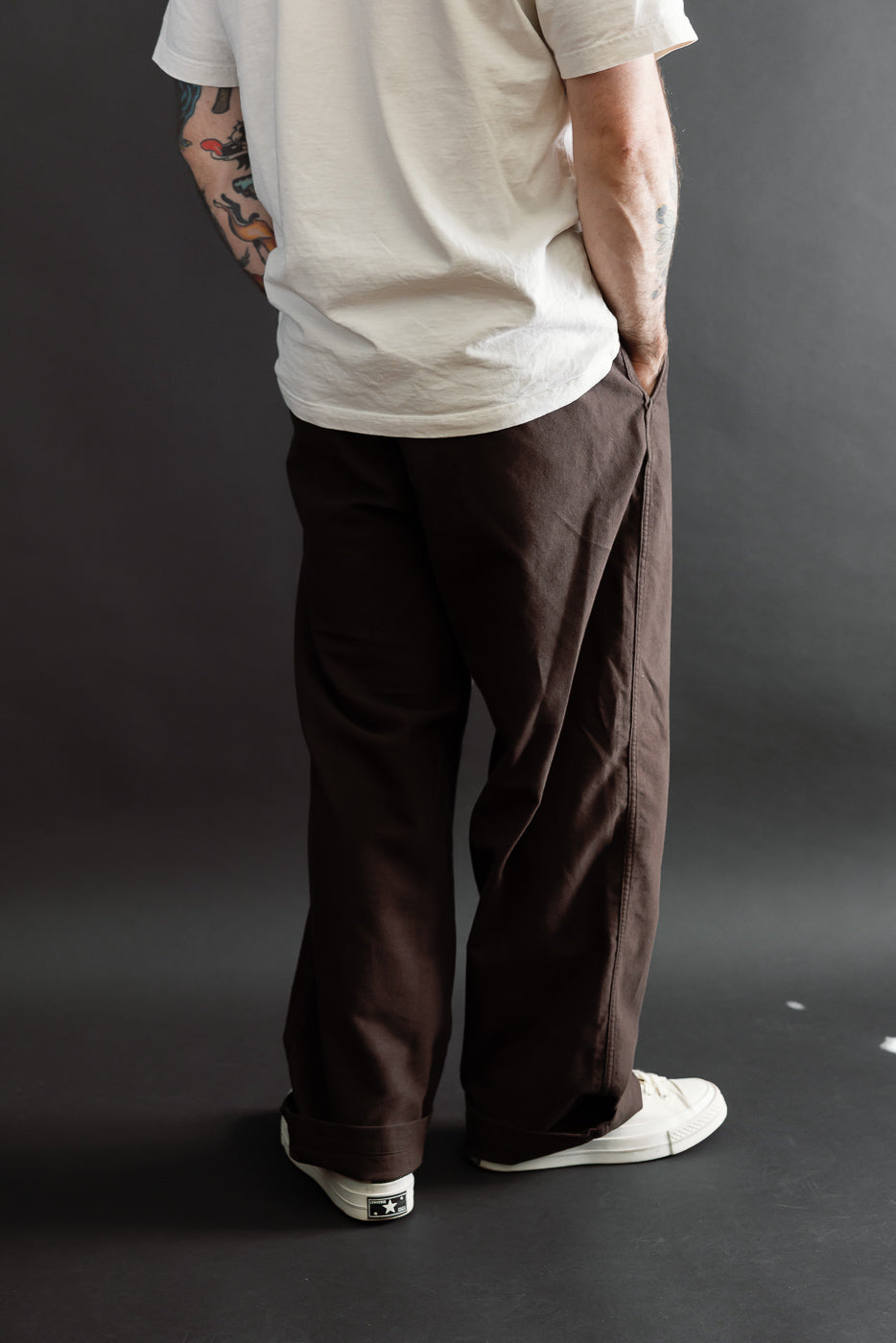 Back view of a male model, 5'9