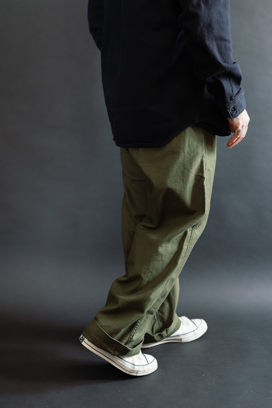 Side view of male model, 5'9