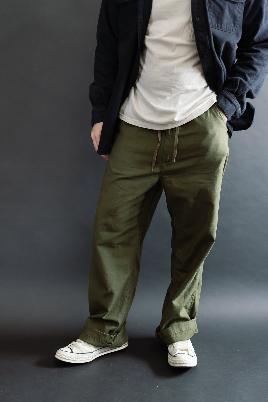 Front view, male model 5'9