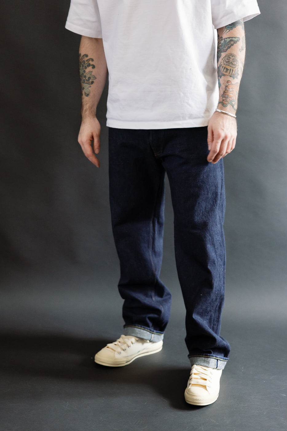 Front full-body view: male model 5'9