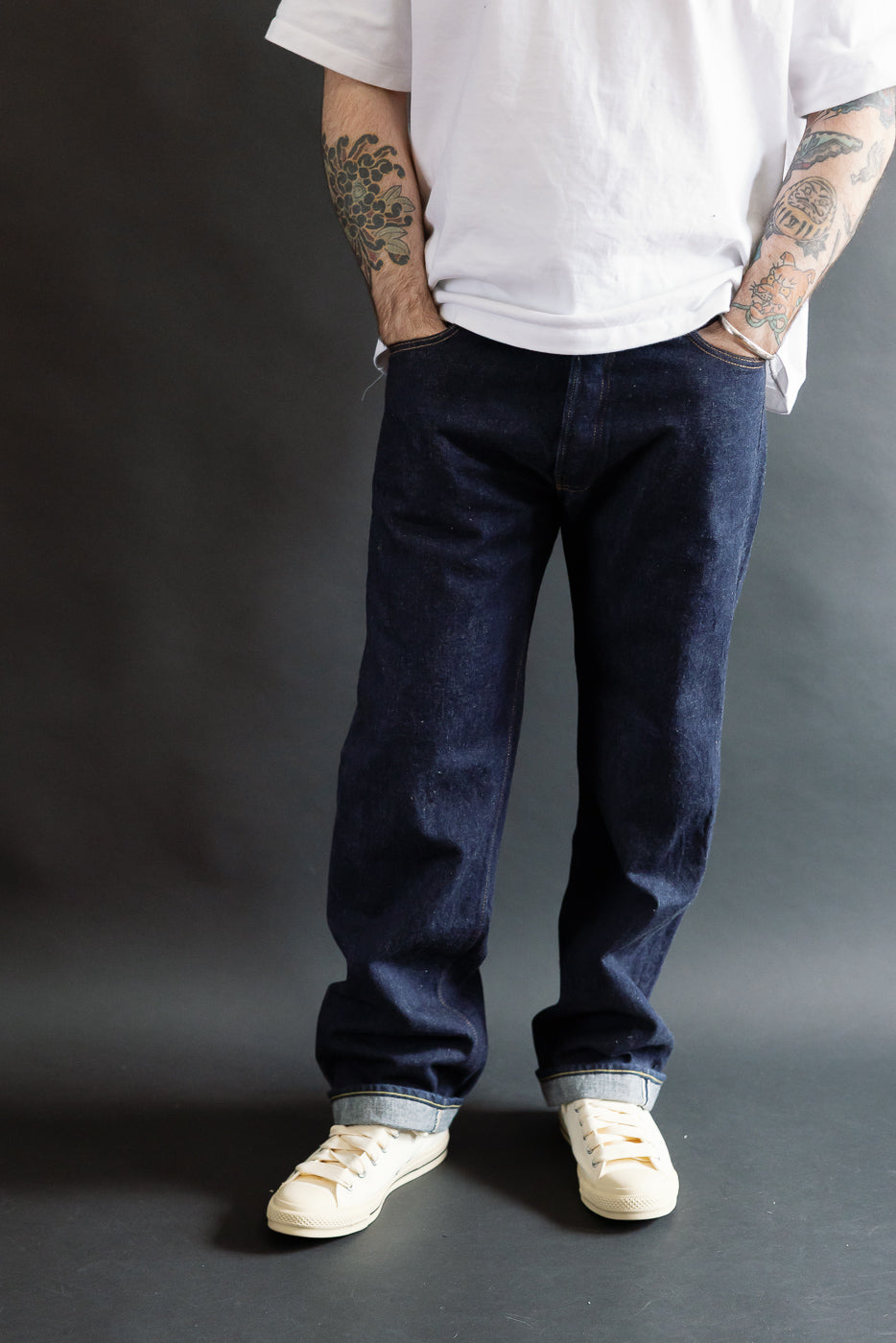 Front view, male model 5'9