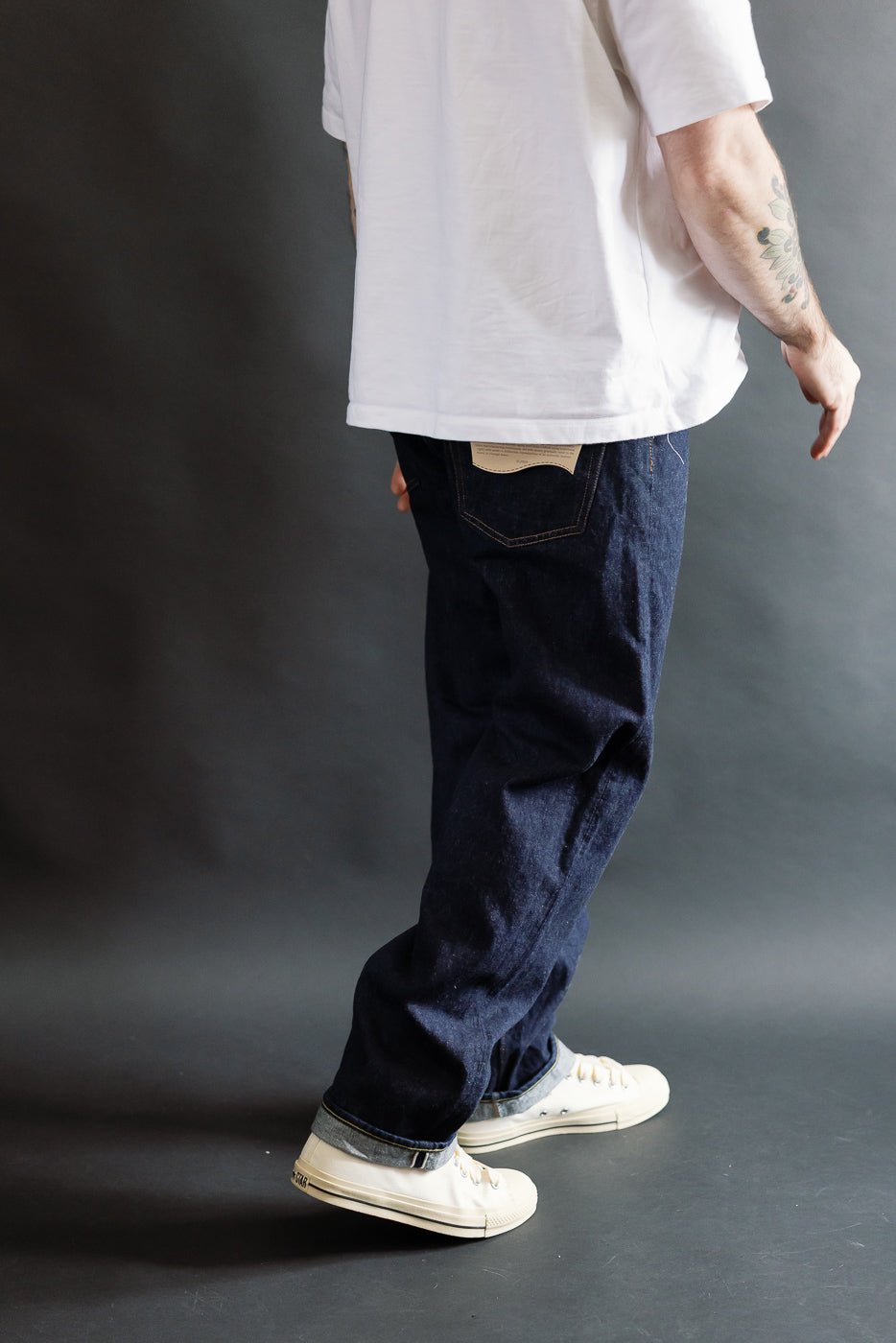 Back view, male model 5'9