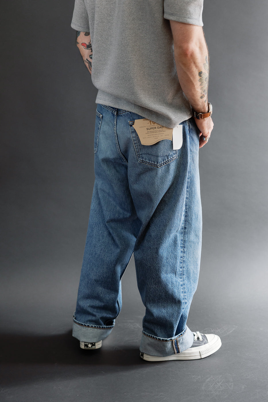Rear view of a male model, 5'9