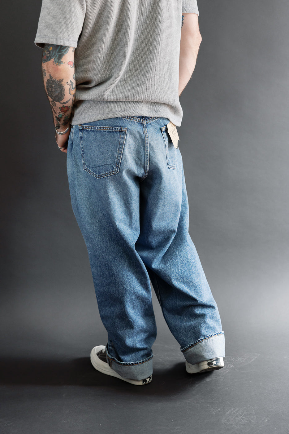Back view of a male model, 5'9