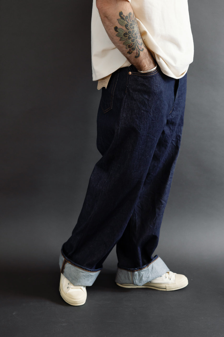 Full side view of a male model, 5'9