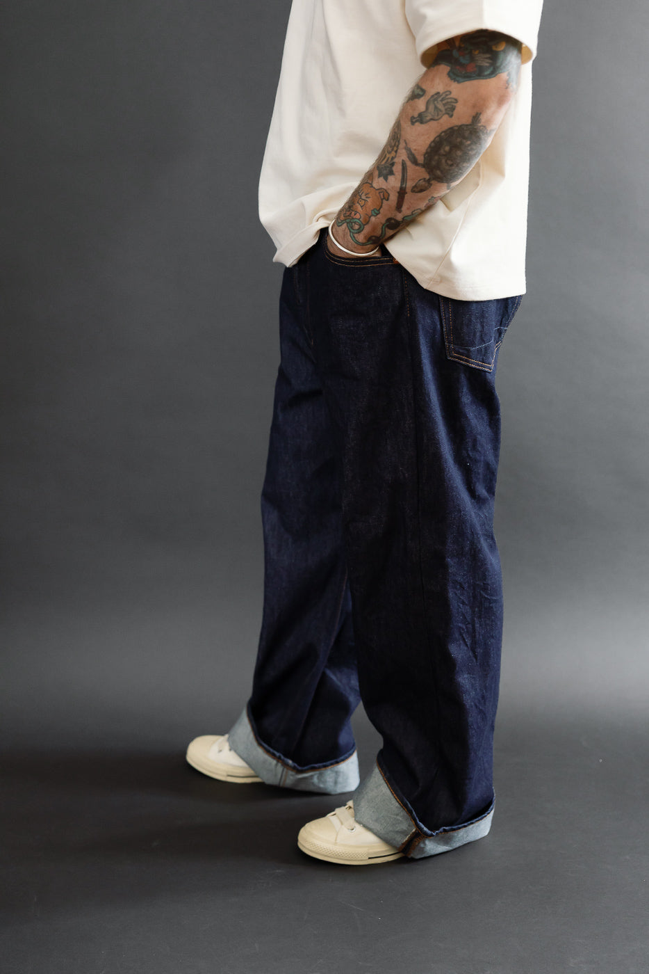 Side view of male model, 5'9
