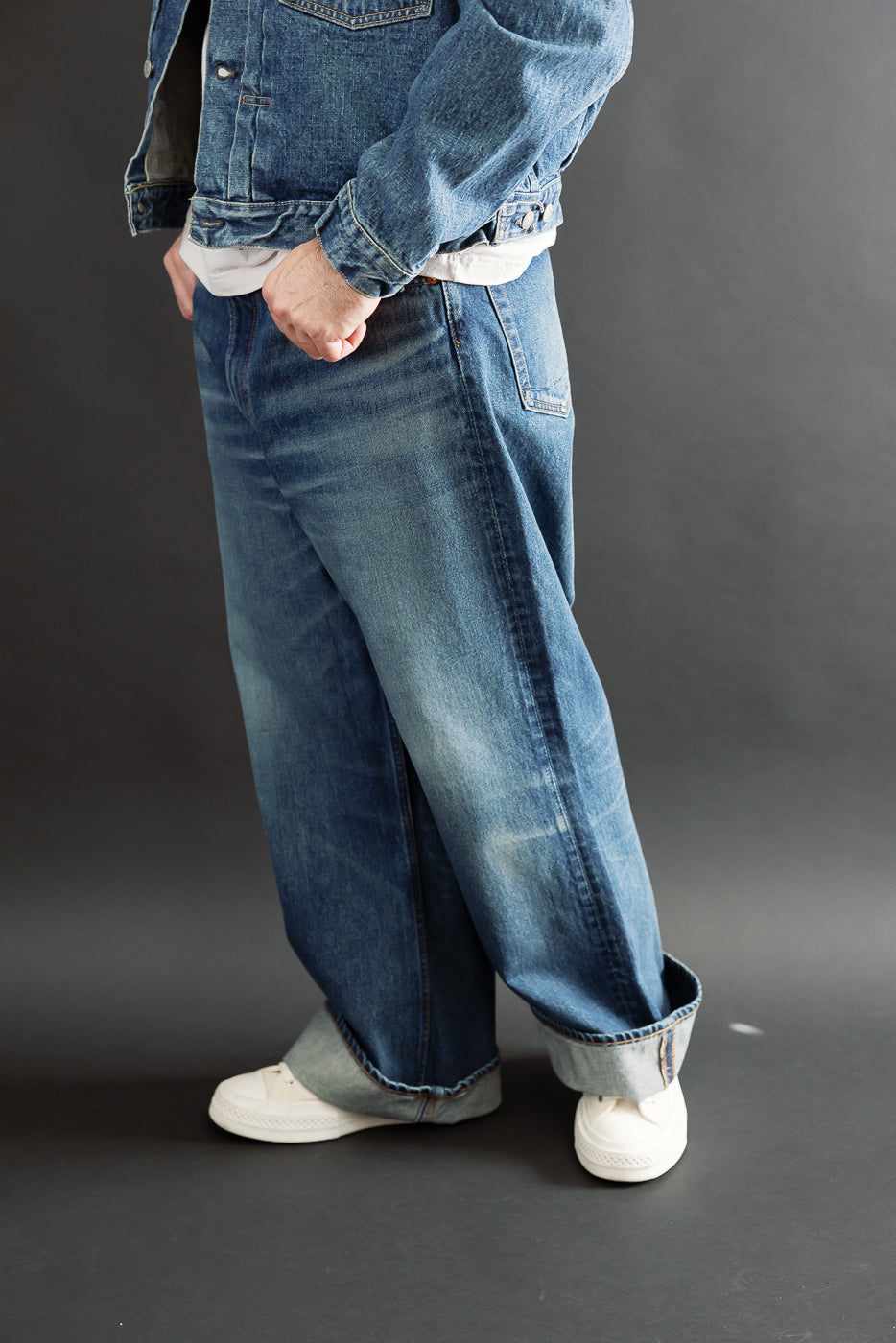 Full body side view of a male model, 5'9