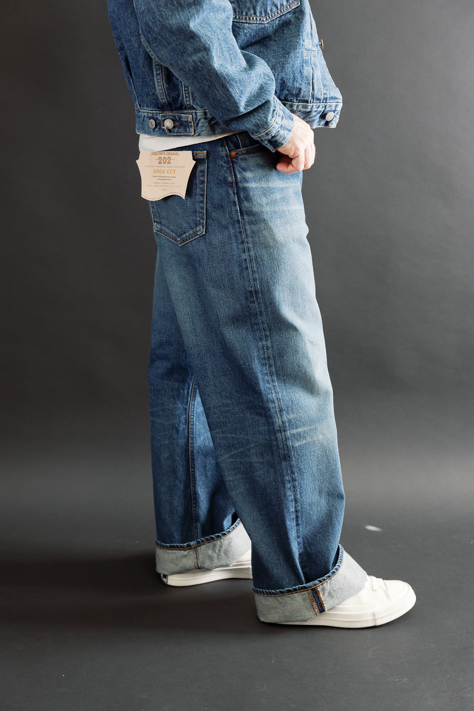 Full body side view of a male model (5'9
