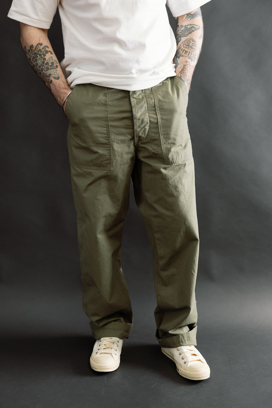 Front view, male model 5'9