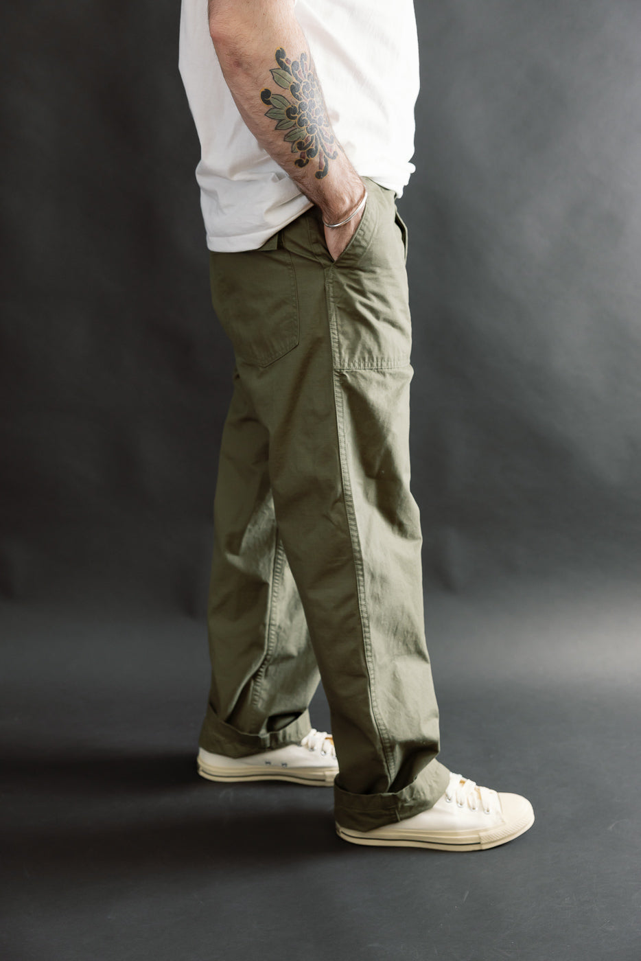 Side view, male model 5'9