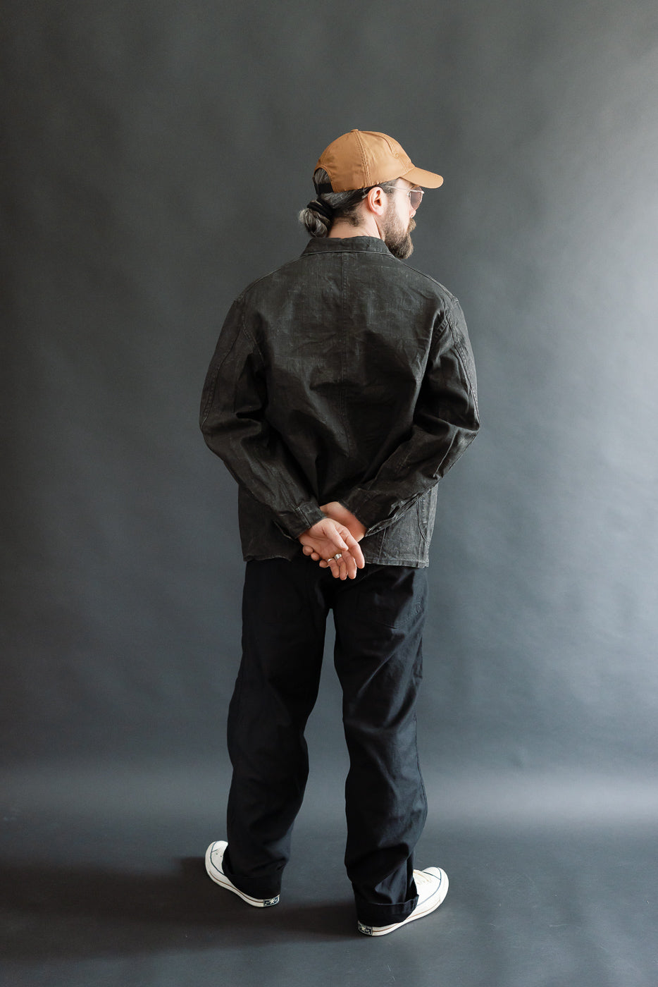 Full body rear view of male model, 5'9