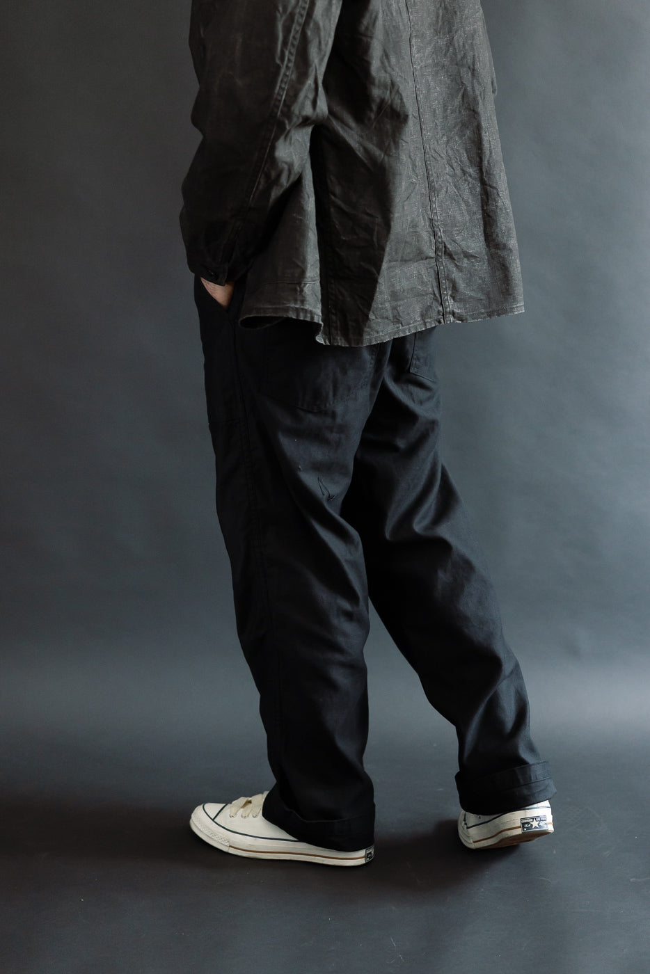 Side view of male model, 5'9