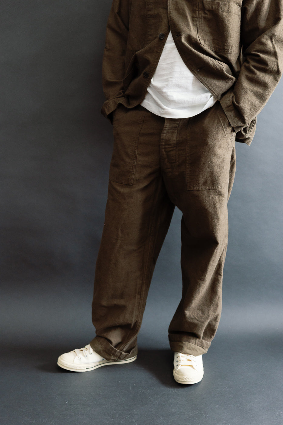 Front view, male model 5'9