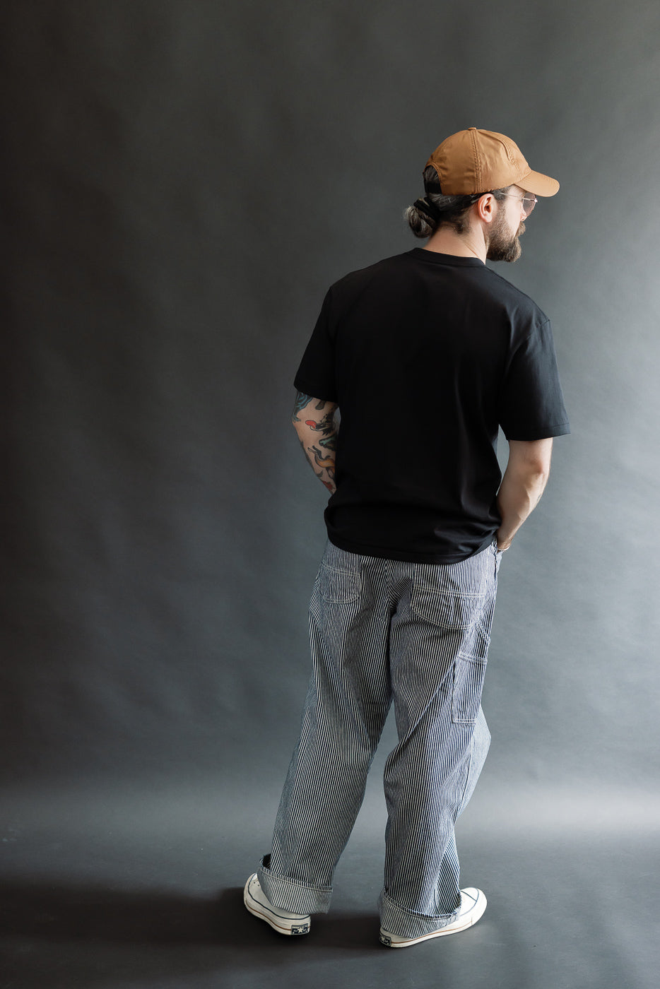 Full body rear view of male model, 5'9