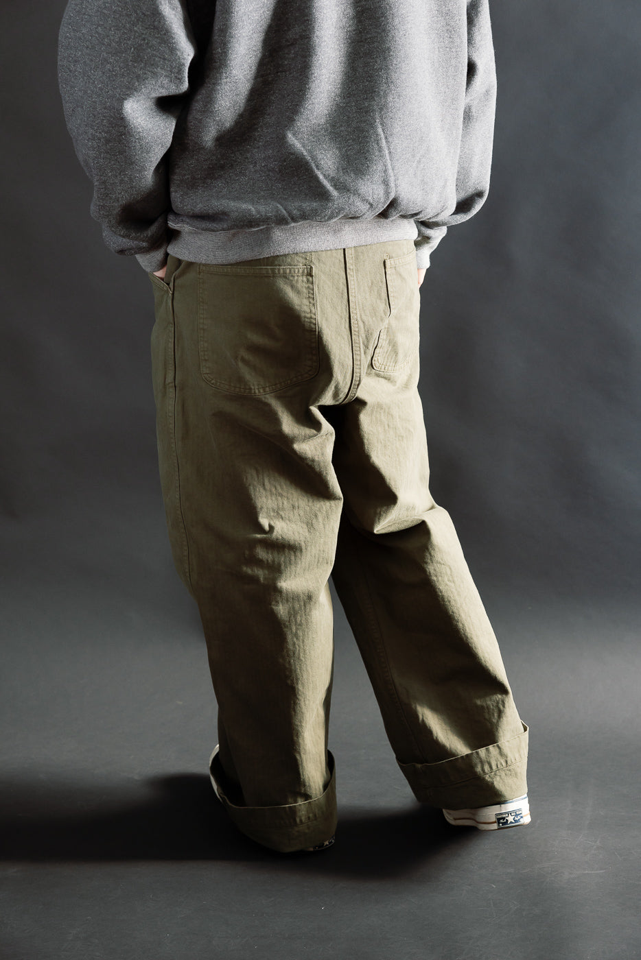 Back view, male model 5'9