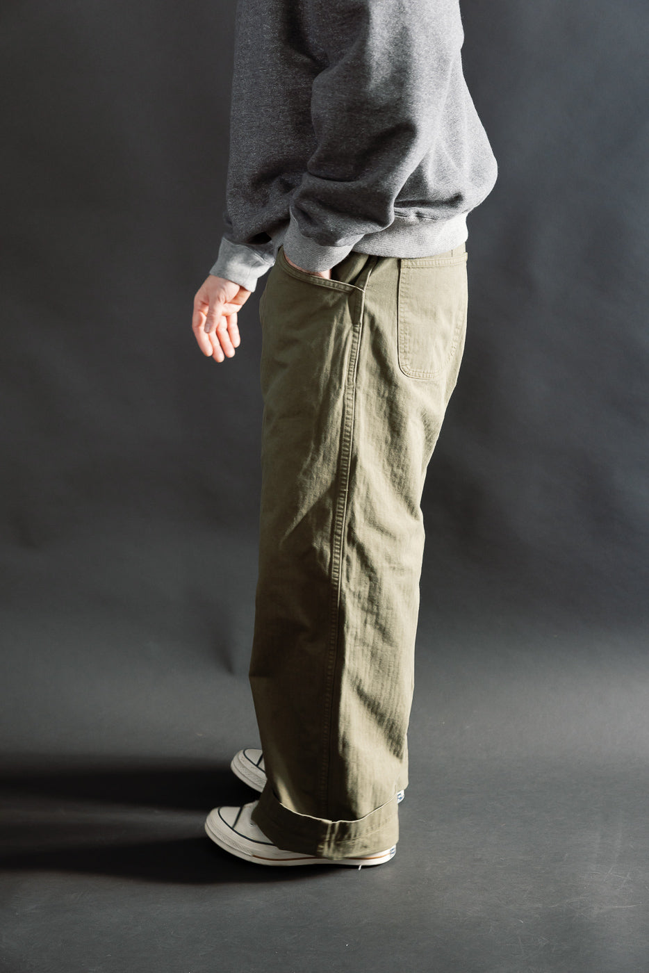 Side view of male model, 5'9