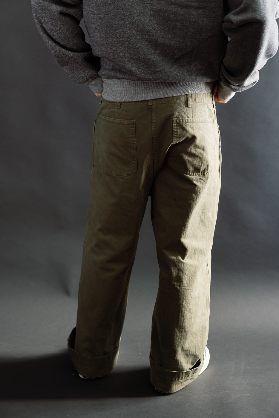 Back view, male model 5'9