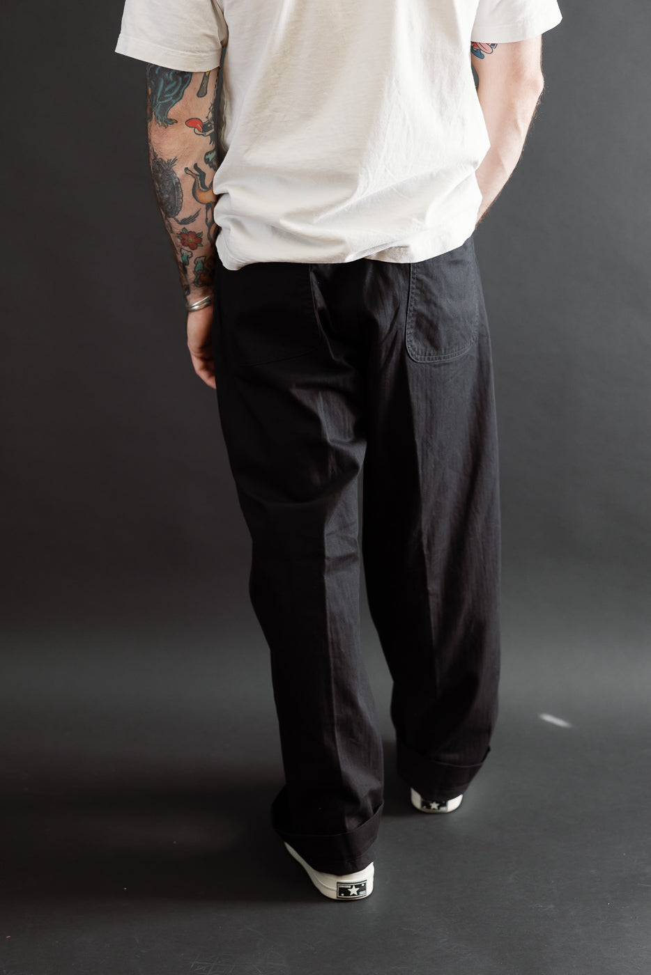 Back view of male model (5'9