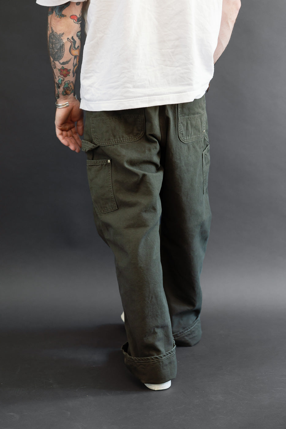 Back view of a male model (5'9