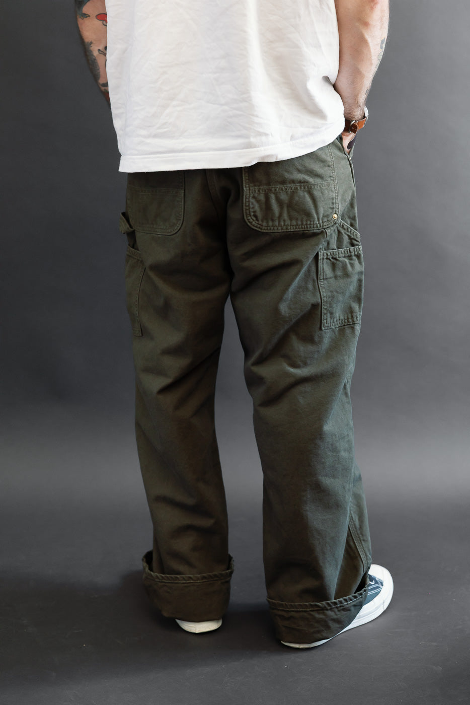 Back view of male model (5'9