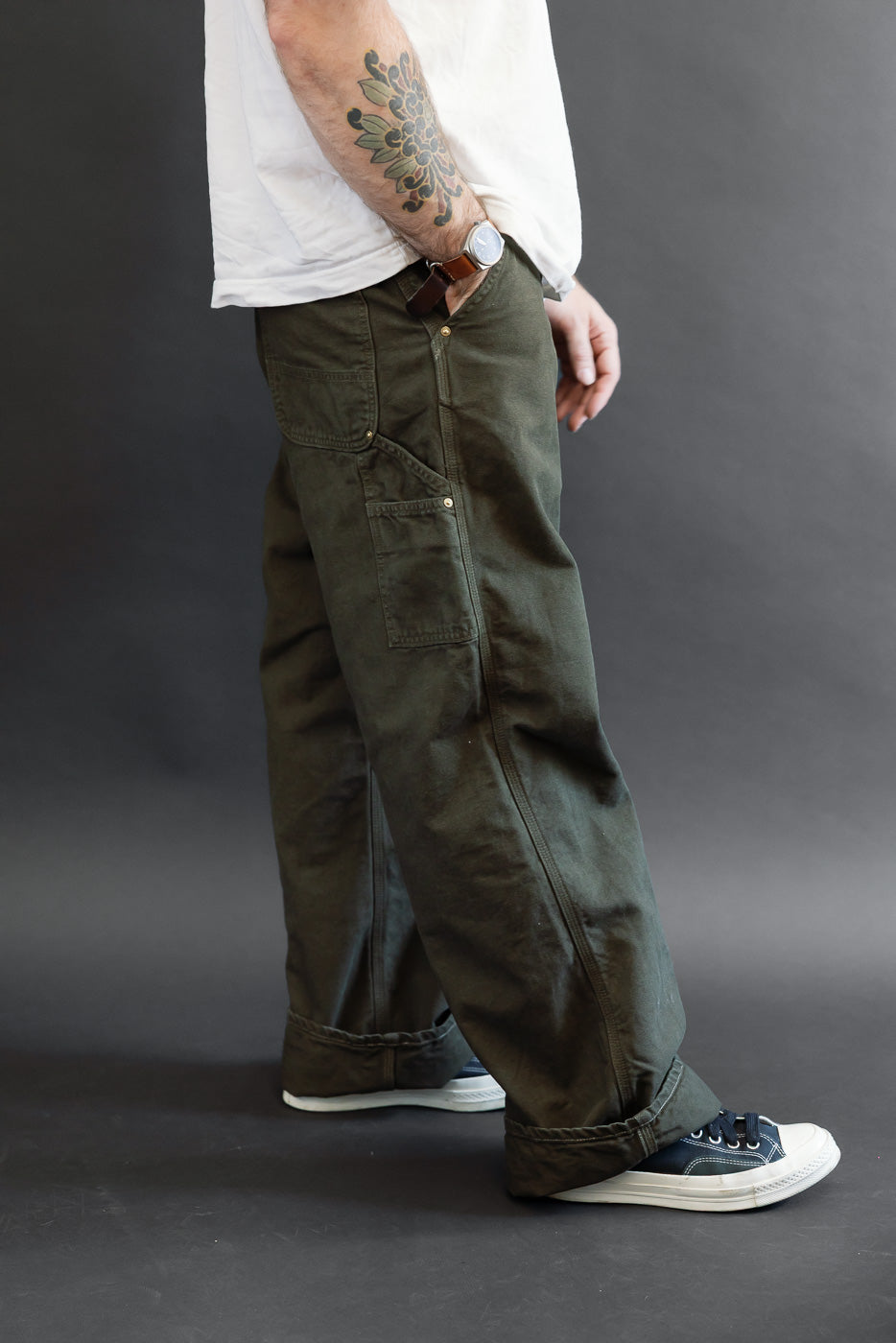Side view of male model, 5'9