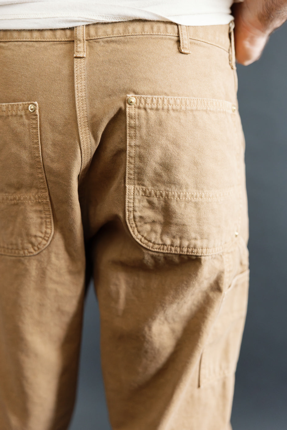 Close-up rear view of male model, 5'9