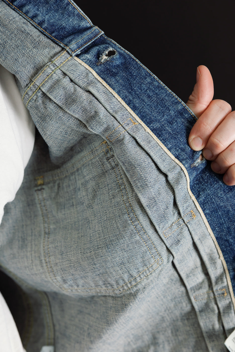 Close-up of a male model (5'9