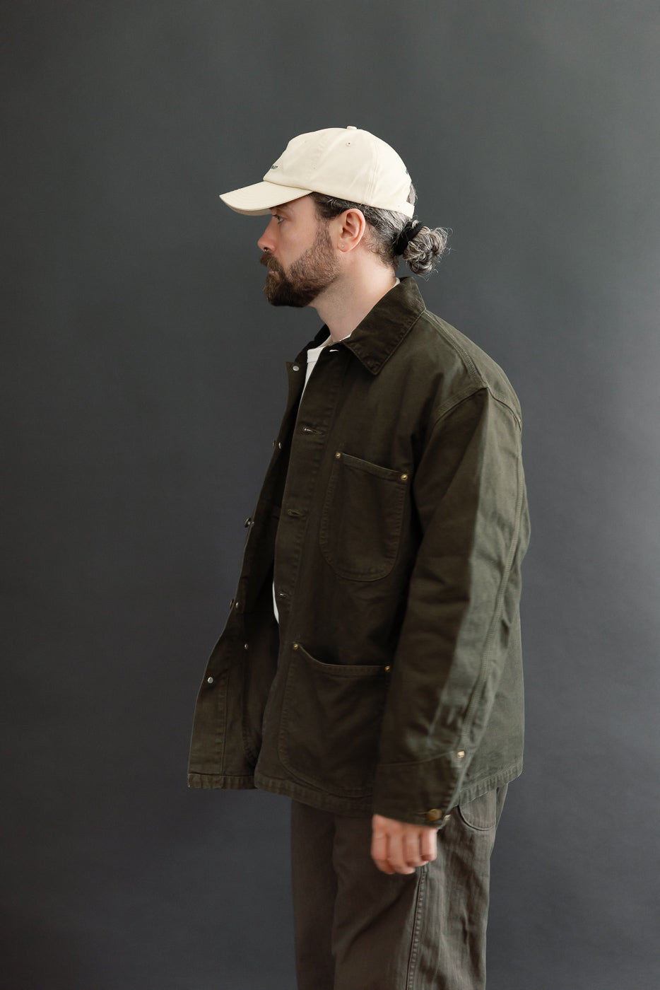 Side view of a male model (5'9
