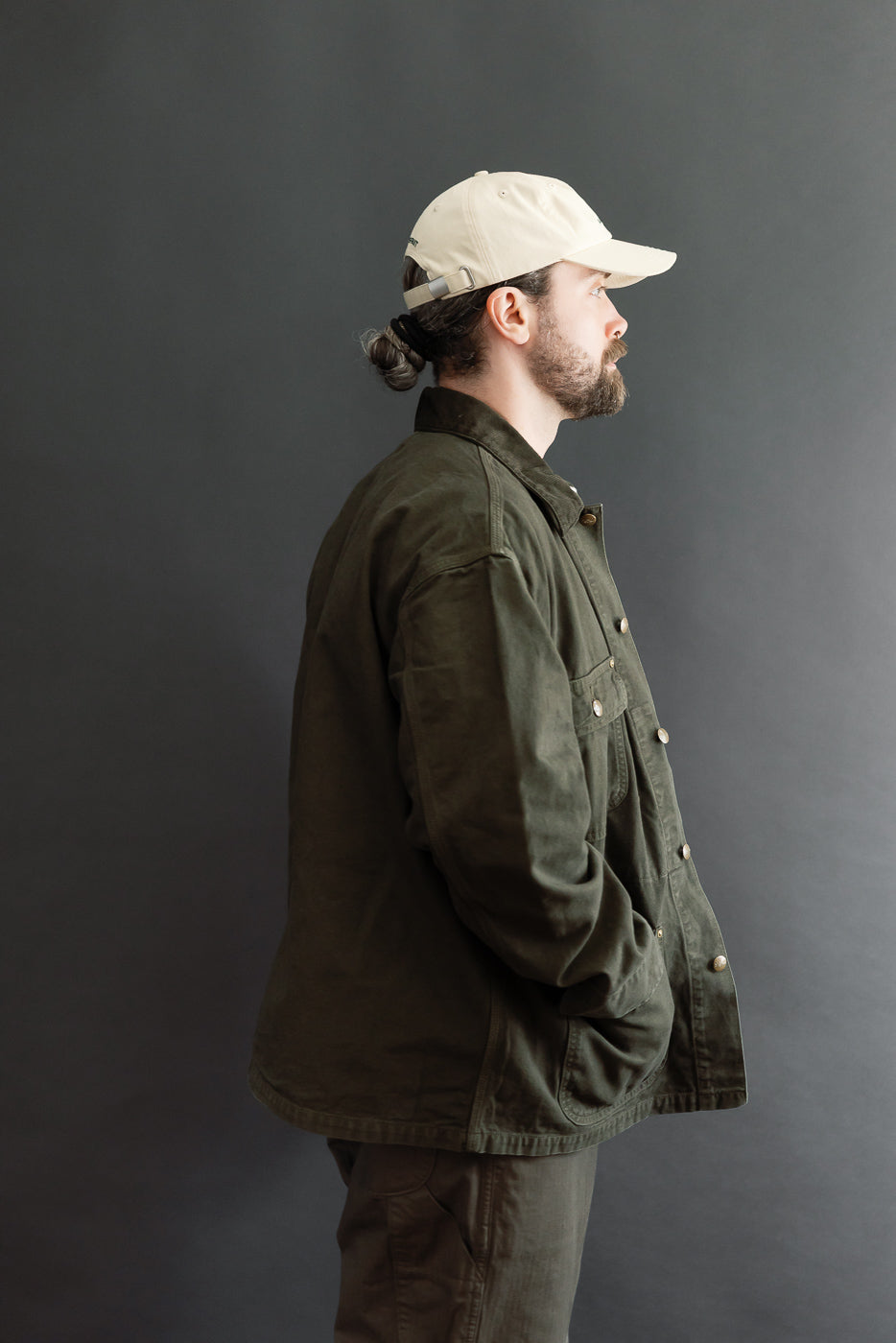 Side view of male model, 5'9