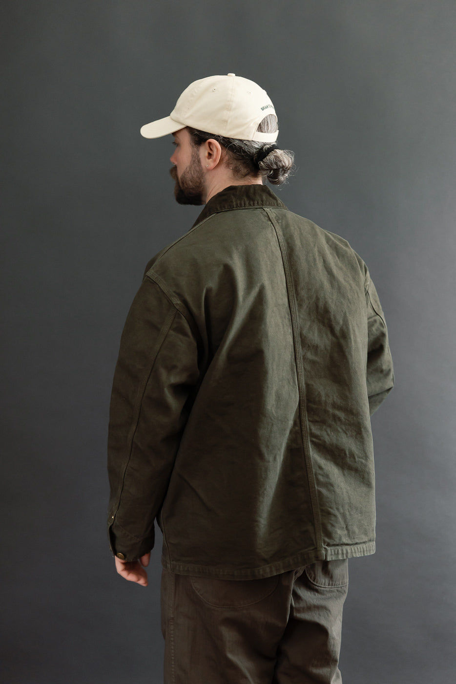 Back view of a male model, 5'9