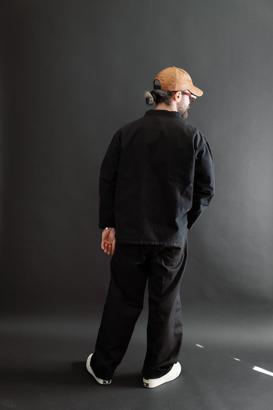 Full body back view of male model, 5'9