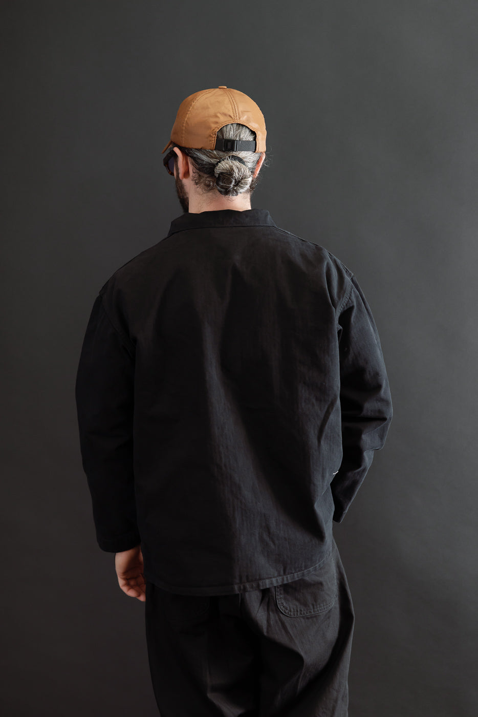 Back view of a male model, 5'9