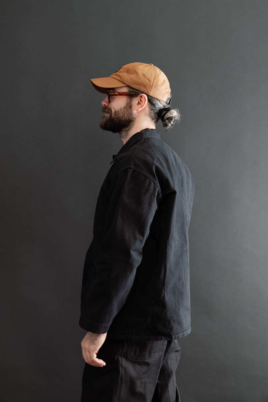Side view of male model, 5'9