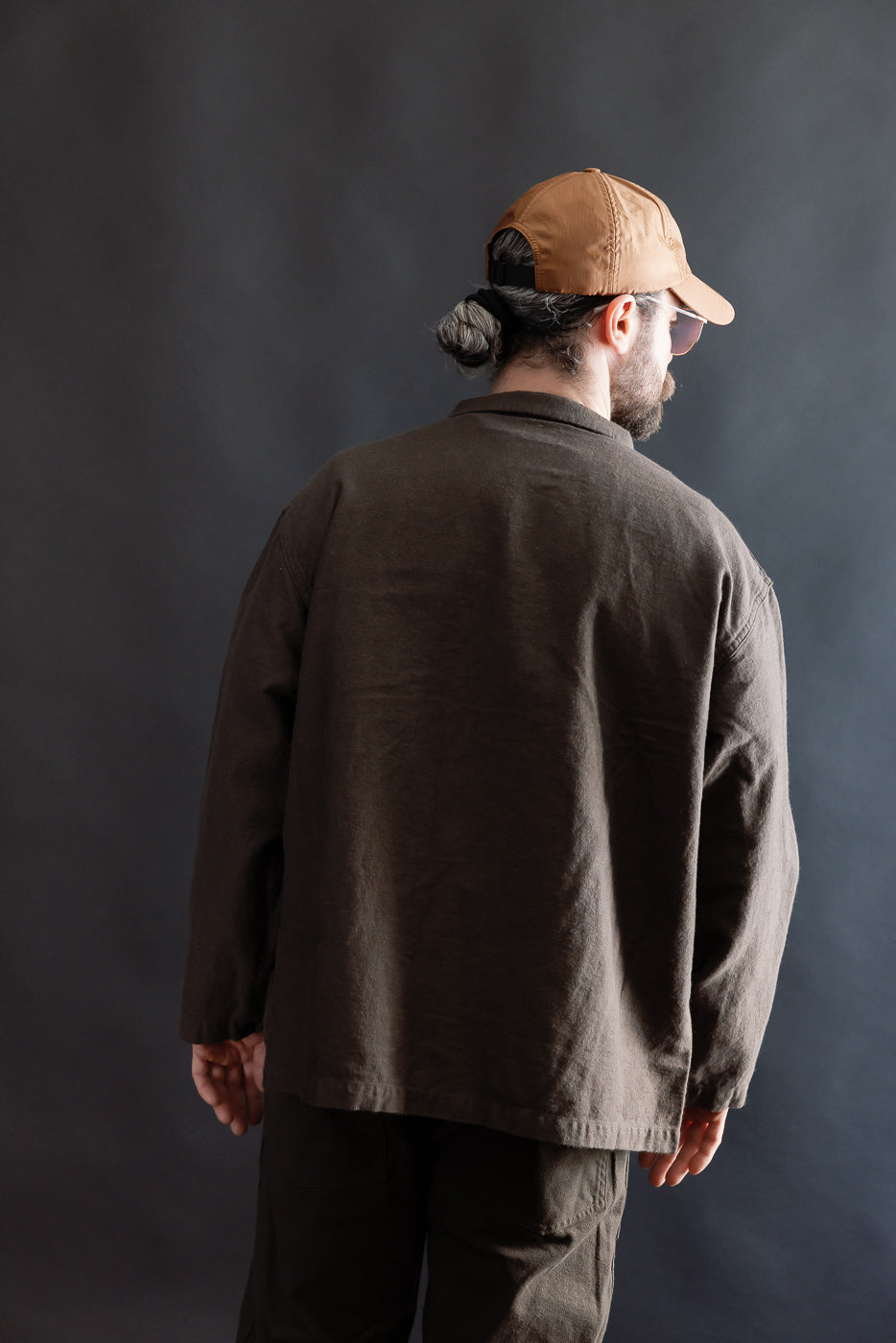 Back view of male model, 5'9