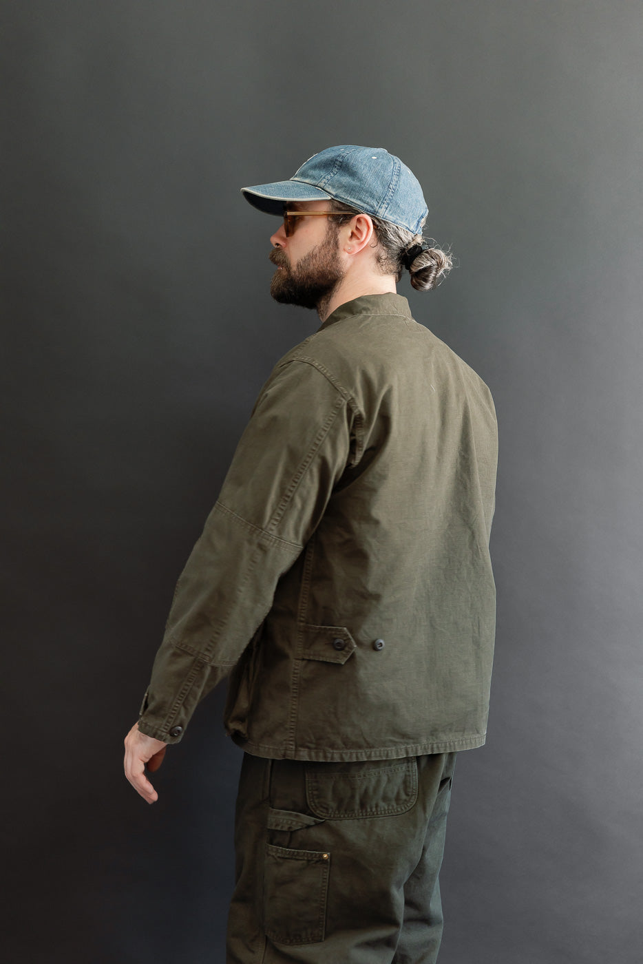Side view of a male model, 5'9