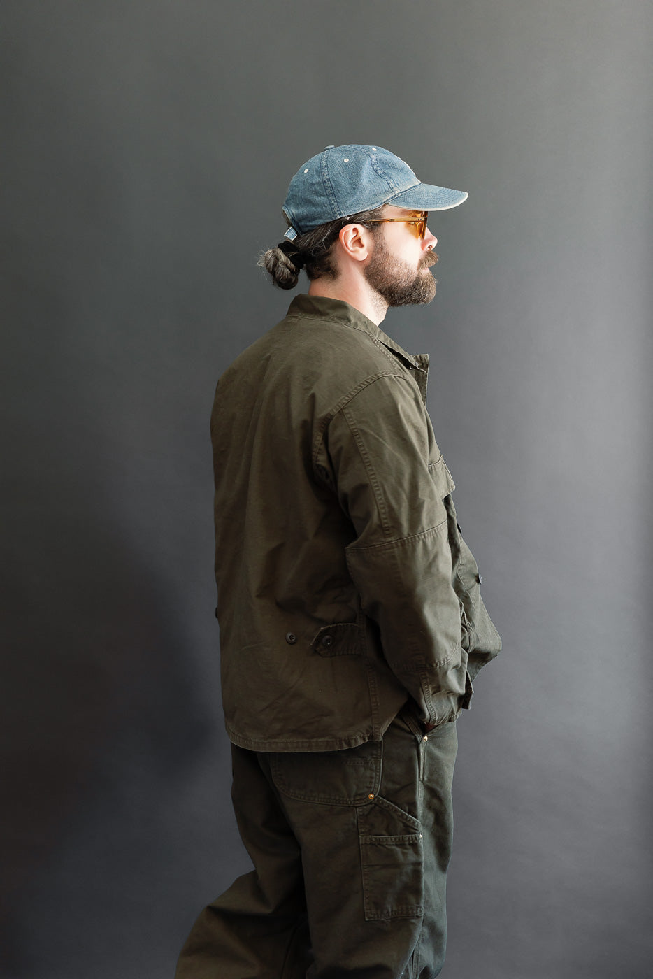 Side view of male model, 5'9