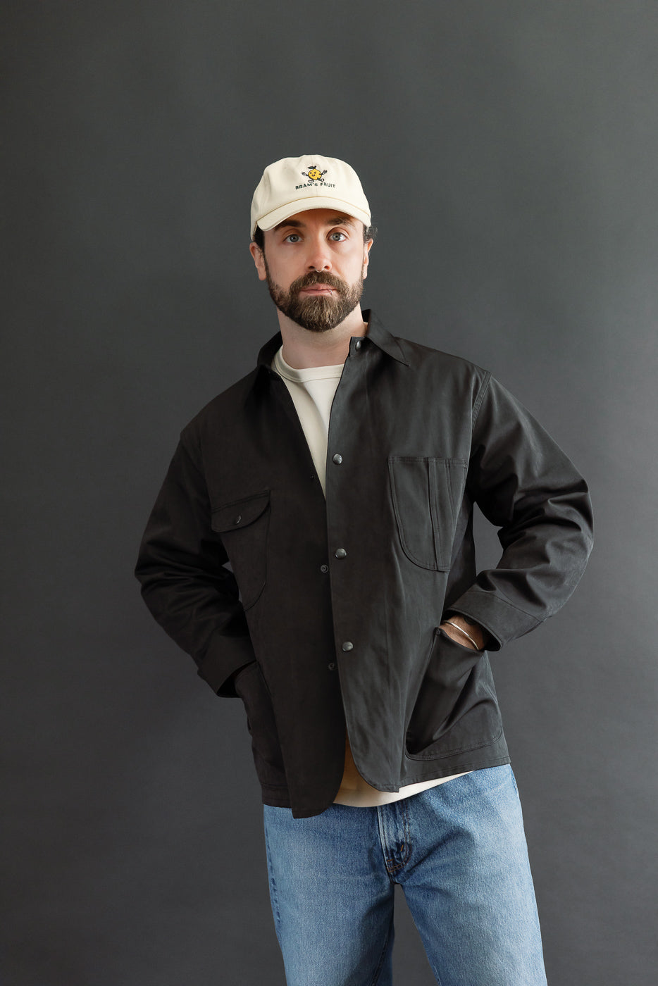 Front view of a male model, 5'9