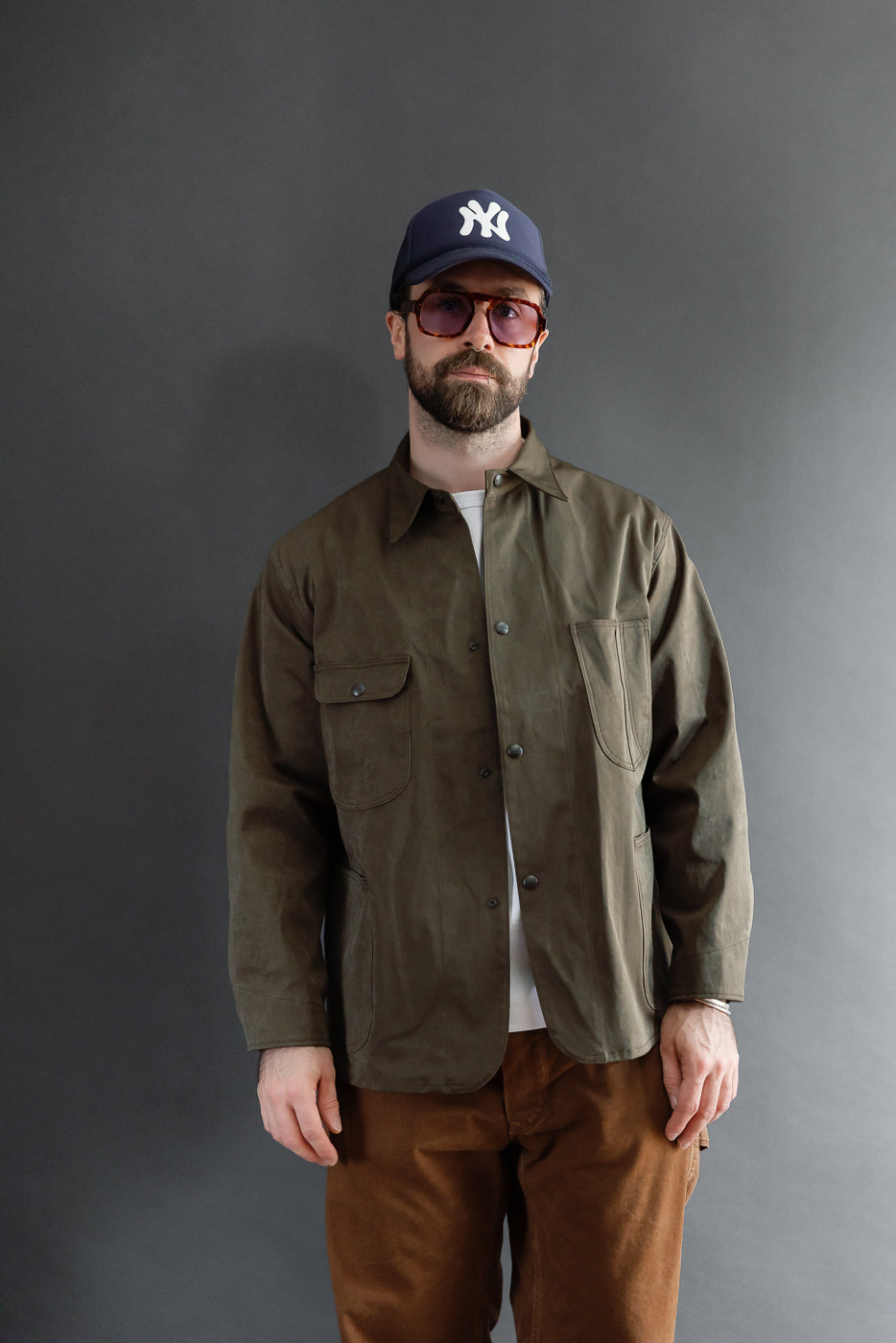 Front view of a male model (5'9