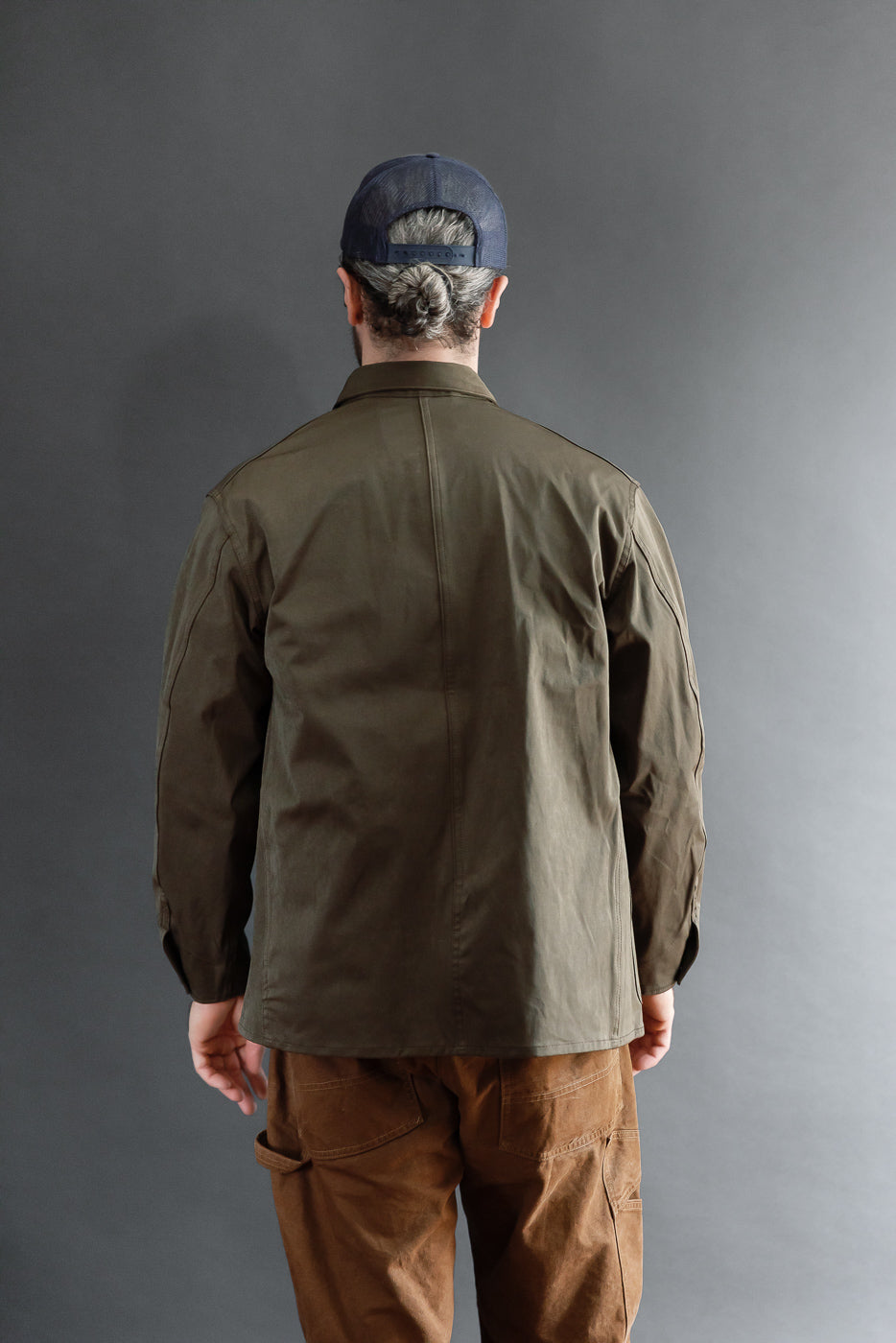 Back view of a male model, 5'9