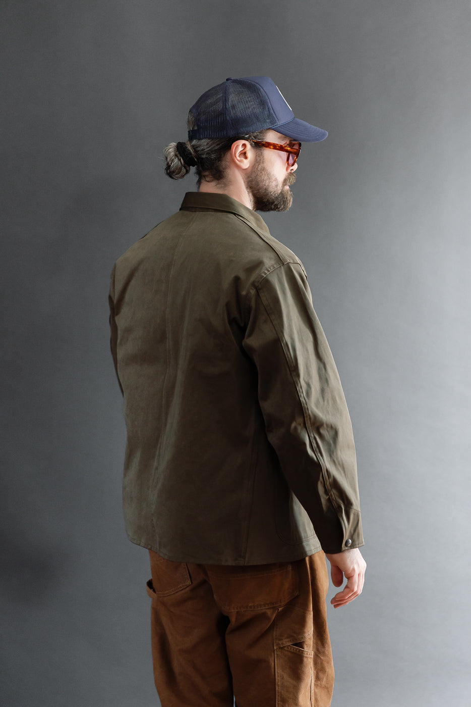 Back view of a male model, 5'9
