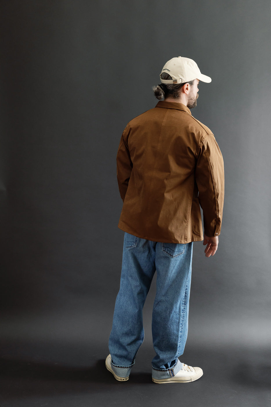 Back view, full body: Male model, 5'9