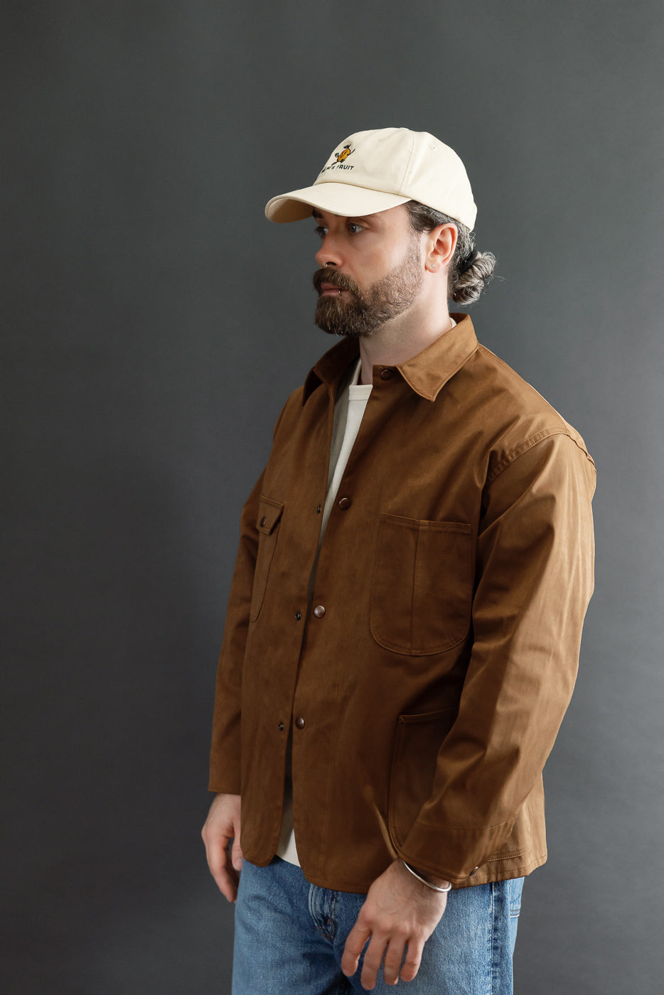 Front view of a male model, 5'9