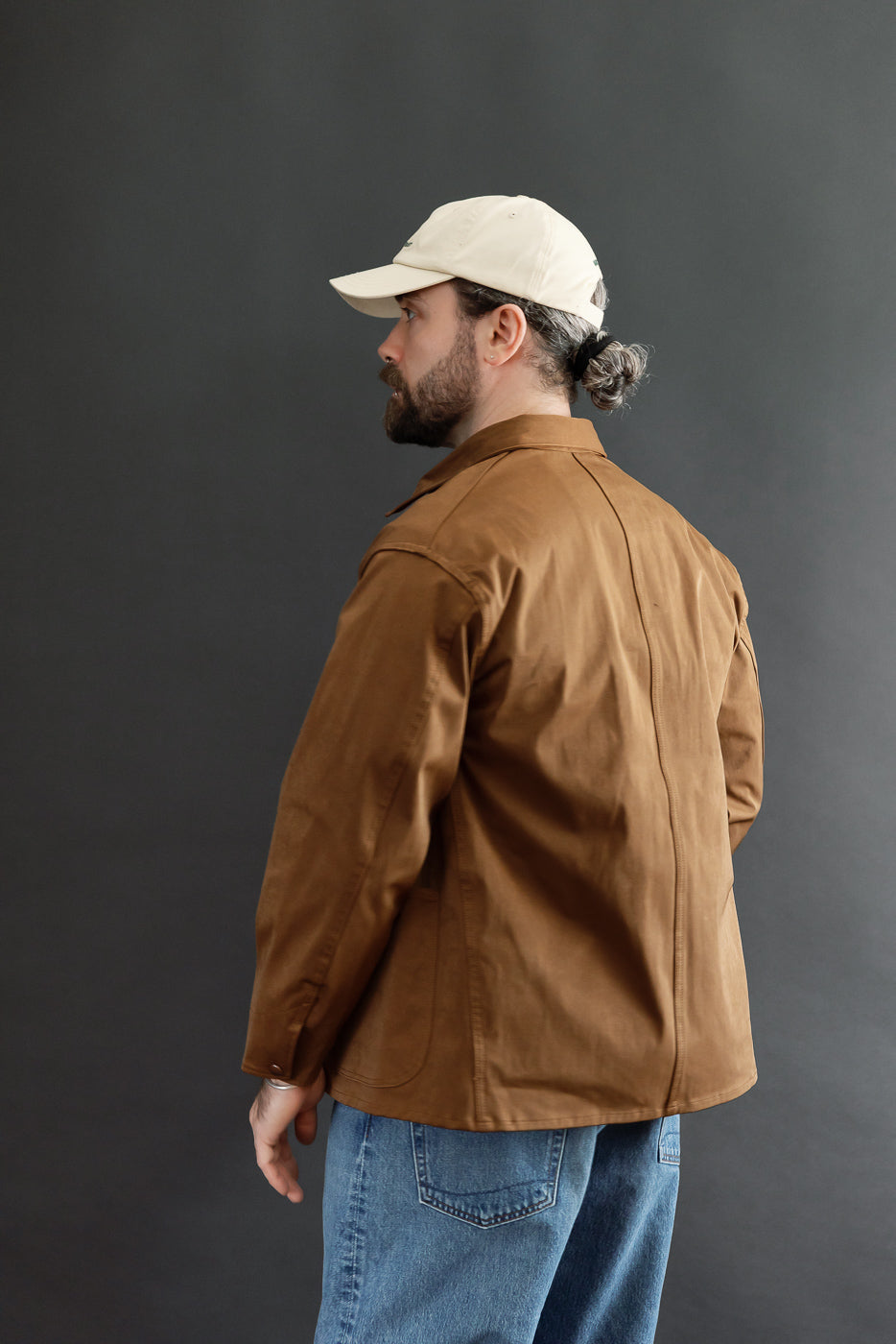 Back view of a male model (5'9