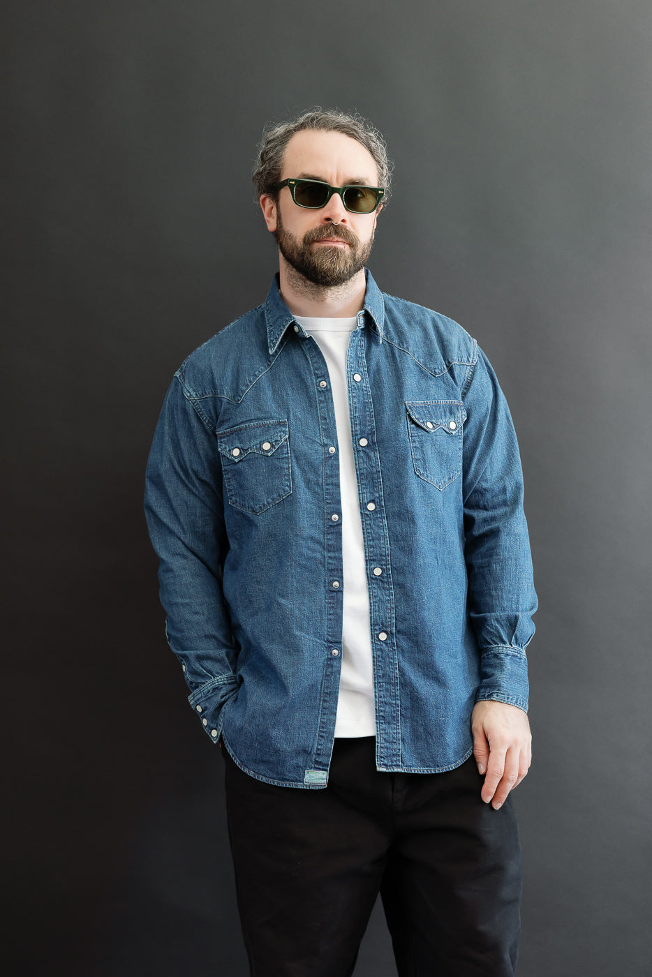 Front view of male model, 5'9