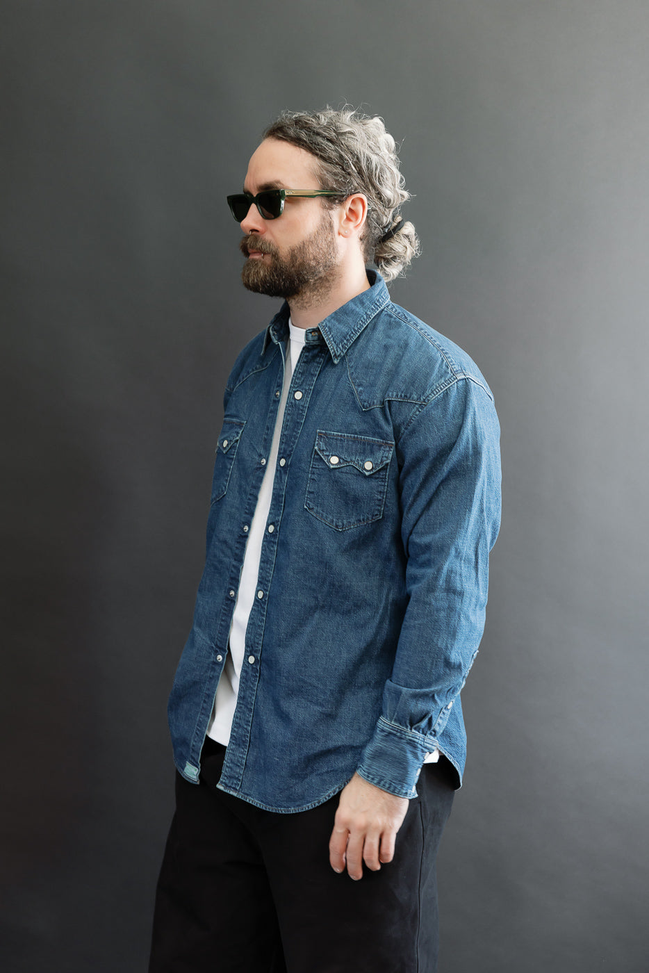 Side view of male model, 5'9