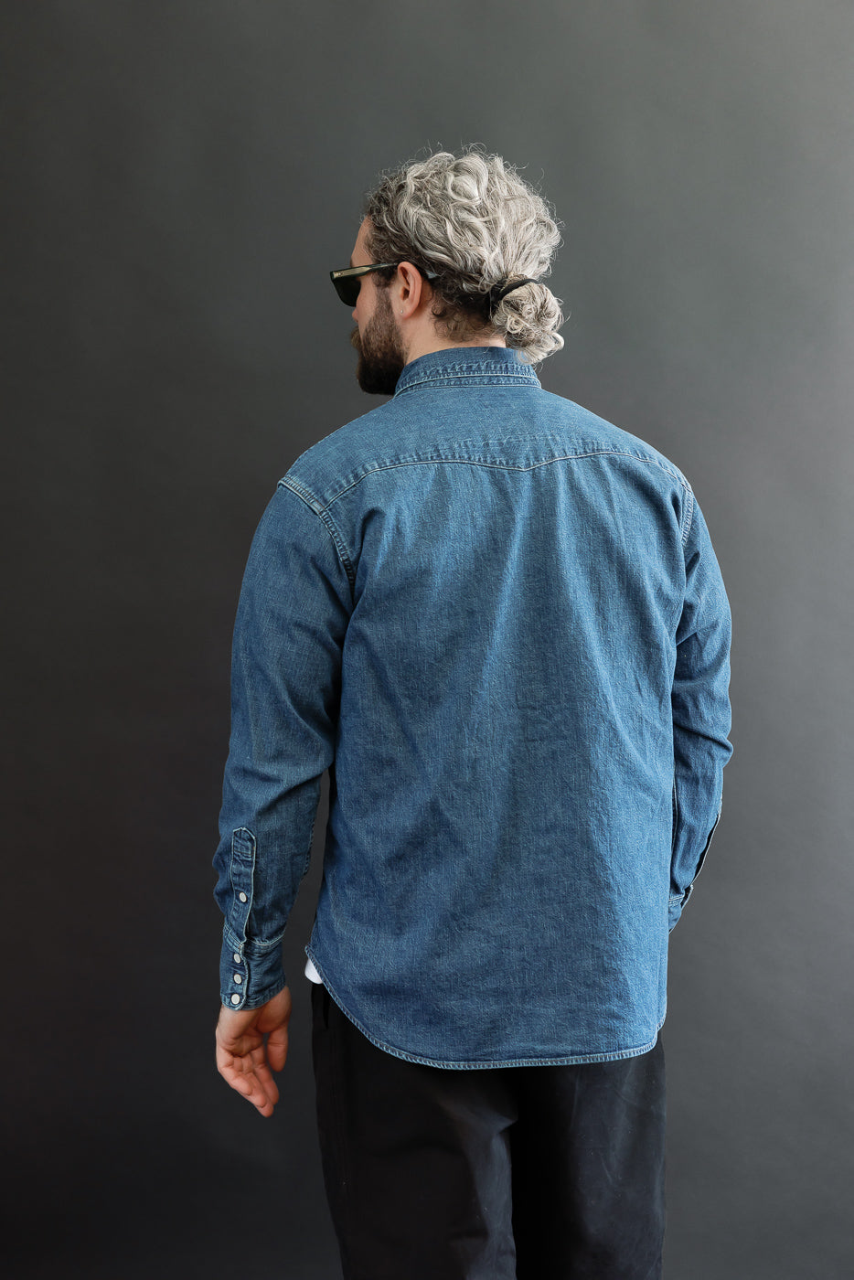 Back view of a male model, 5'9