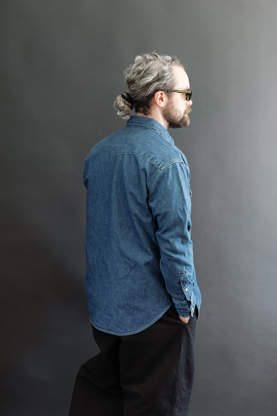 Back view of male model (5'9